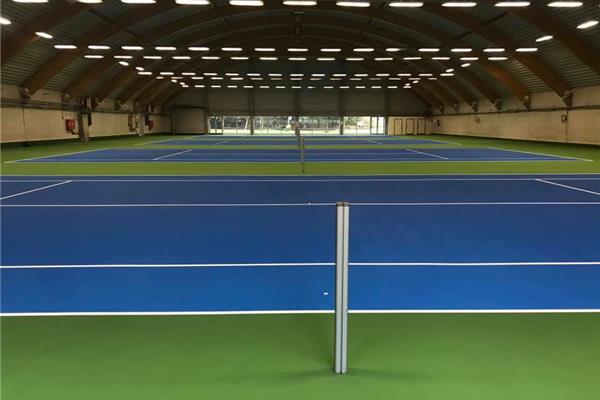 Renovatie 4 tennisvelden in kunststof, tennishal rood - Sportinfrabouw NV